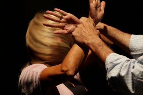 DONNE DENTRO, OLTRE LA VIOLENZA
